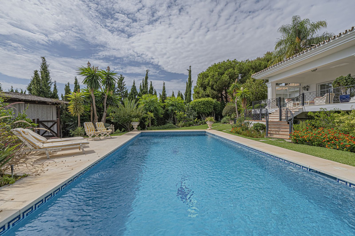 4 Bed Townhouse for sale in El Paraiso Costa Del Sol, Málaga, Spain