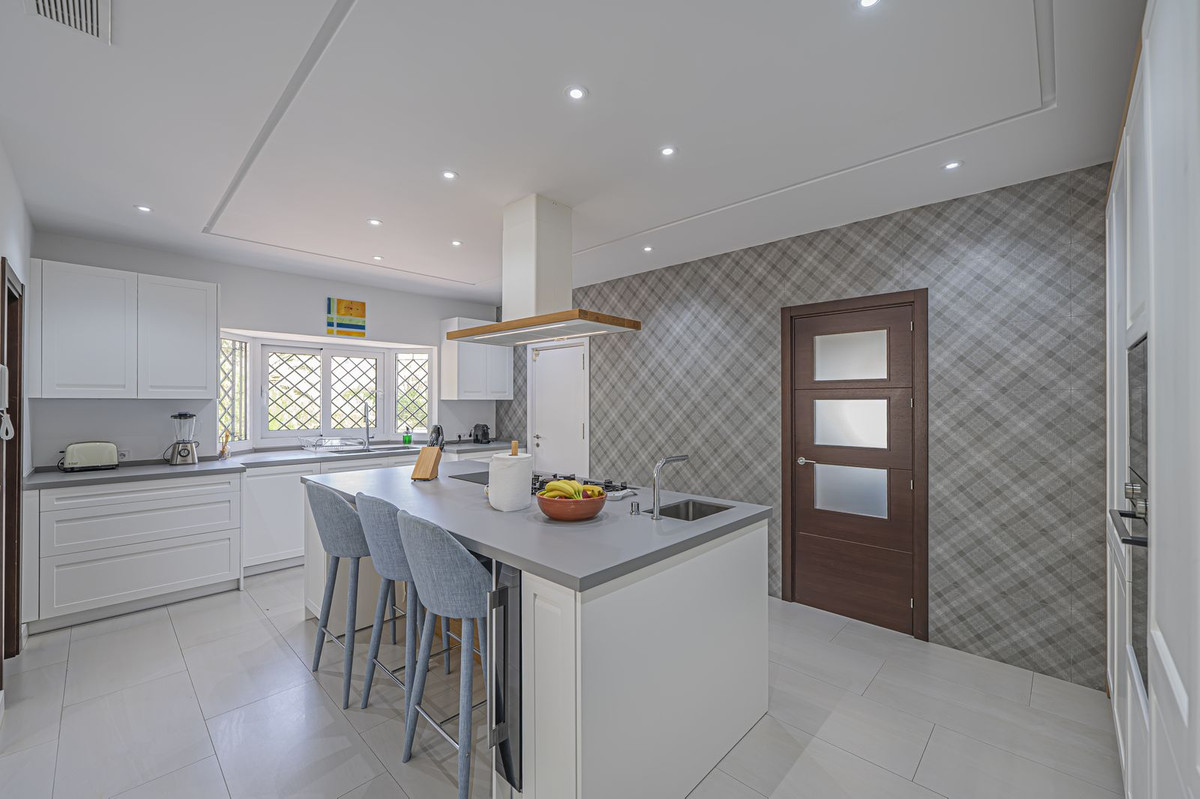 4 Bed Townhouse for sale in El Paraiso Costa Del Sol, Málaga, Spain
