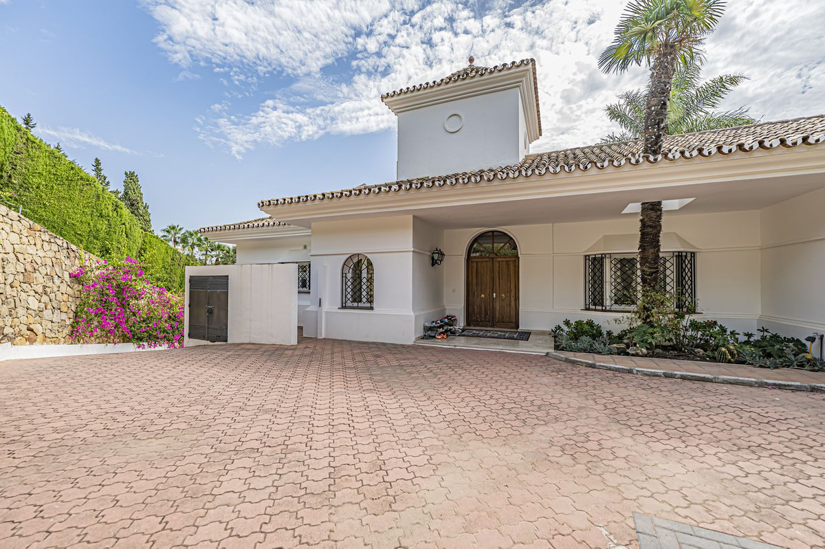 4 Bed Townhouse for sale in El Paraiso Costa Del Sol, Málaga, Spain