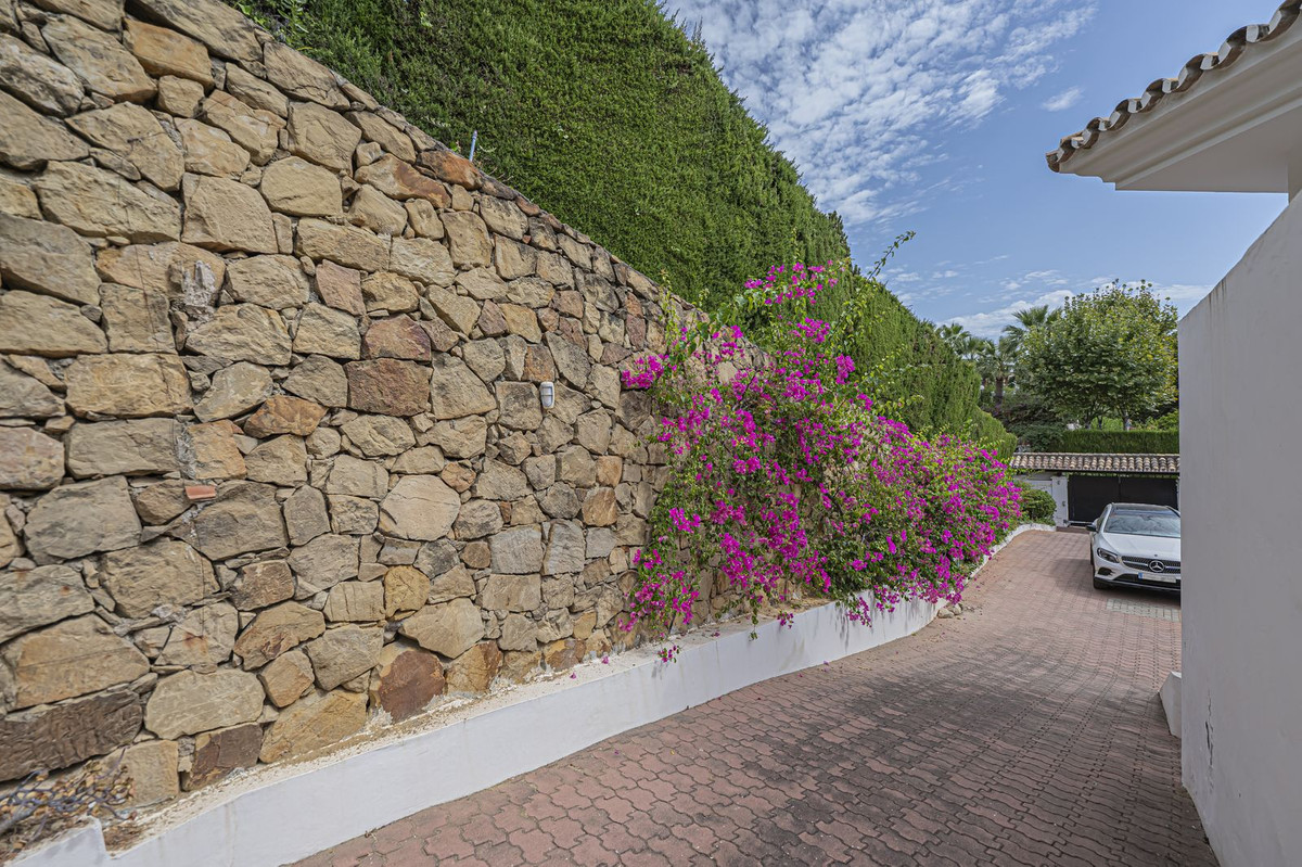 4 Bed Townhouse for sale in El Paraiso Costa Del Sol, Málaga, Spain