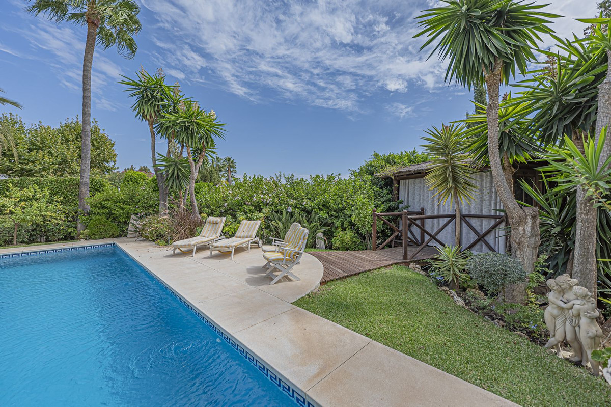 4 Bed Townhouse for sale in El Paraiso Costa Del Sol, Málaga, Spain