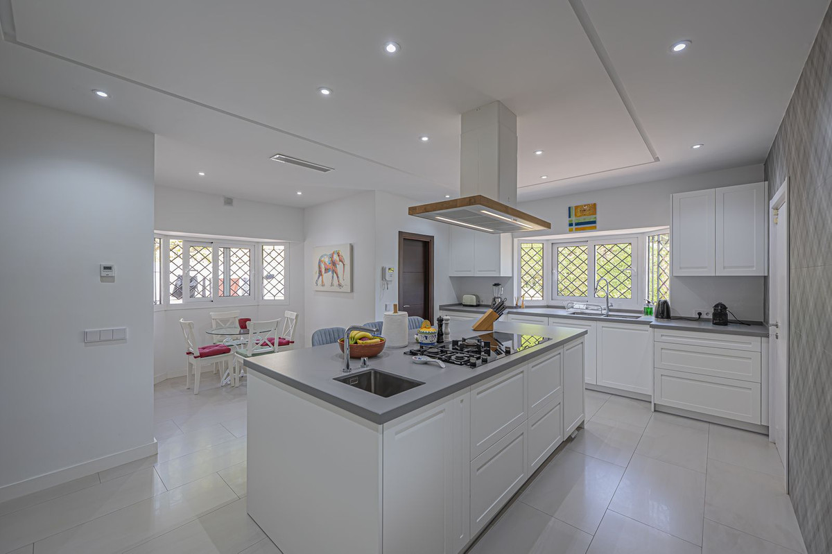 4 Bed Townhouse for sale in El Paraiso Costa Del Sol, Málaga, Spain