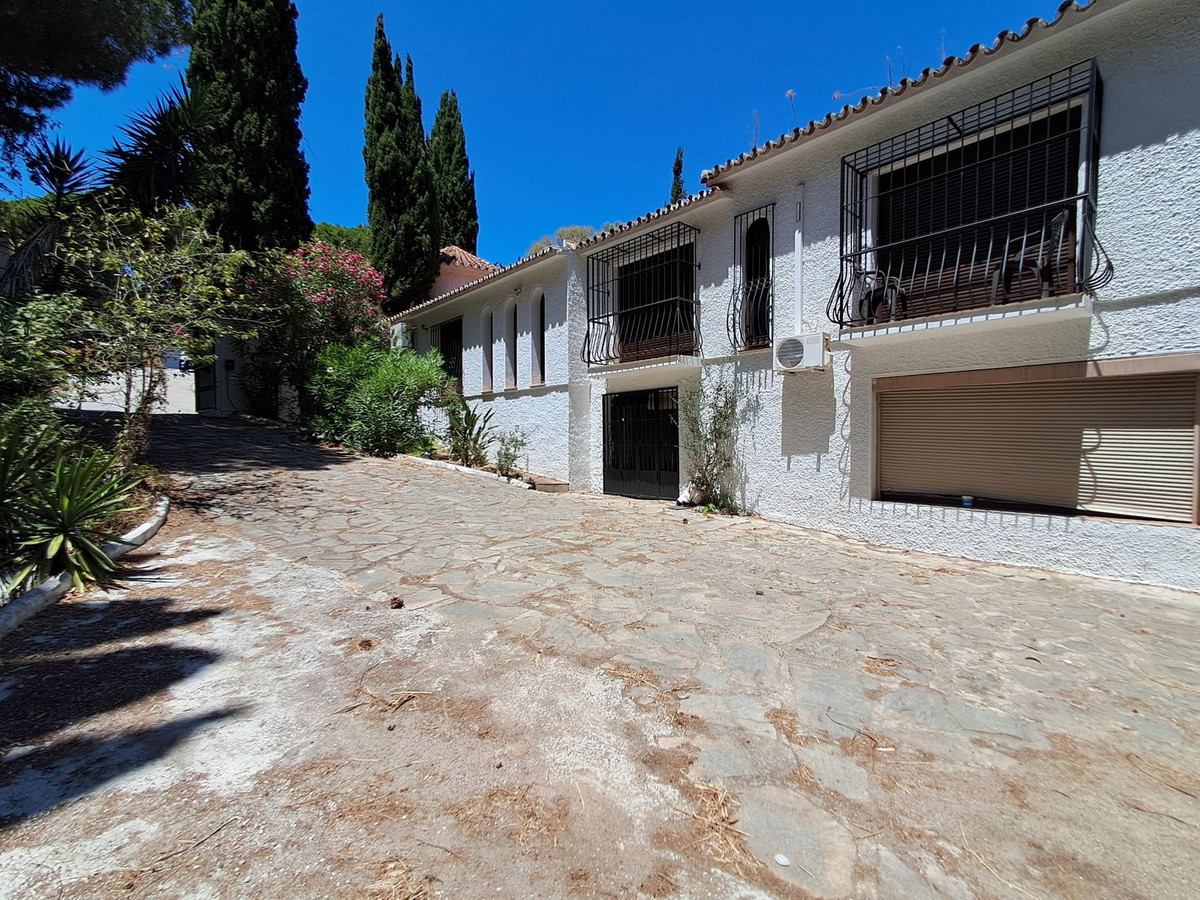 7 Bed Townhouse for sale in Calahonda Costa Del Sol, Málaga, Spain