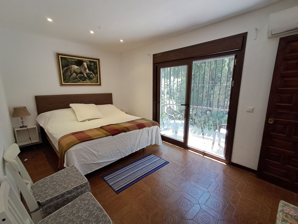 7 Bed Townhouse for sale in Calahonda Costa Del Sol, Málaga, Spain