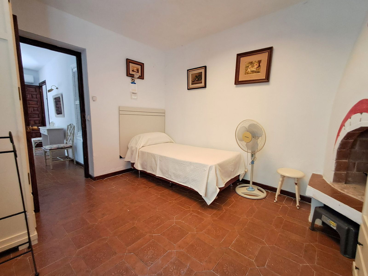7 Bed Townhouse for sale in Calahonda Costa Del Sol, Málaga, Spain