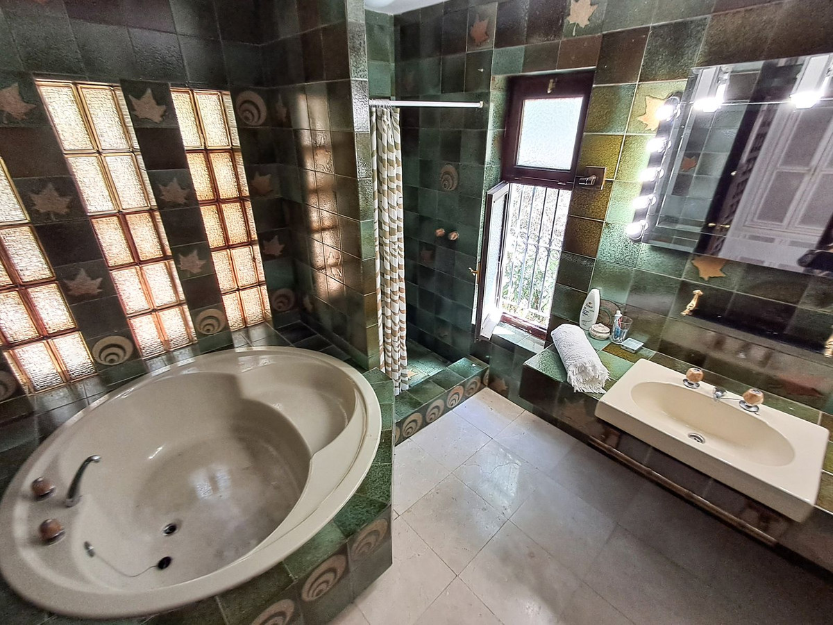 7 Bed Townhouse for sale in Calahonda Costa Del Sol, Málaga, Spain