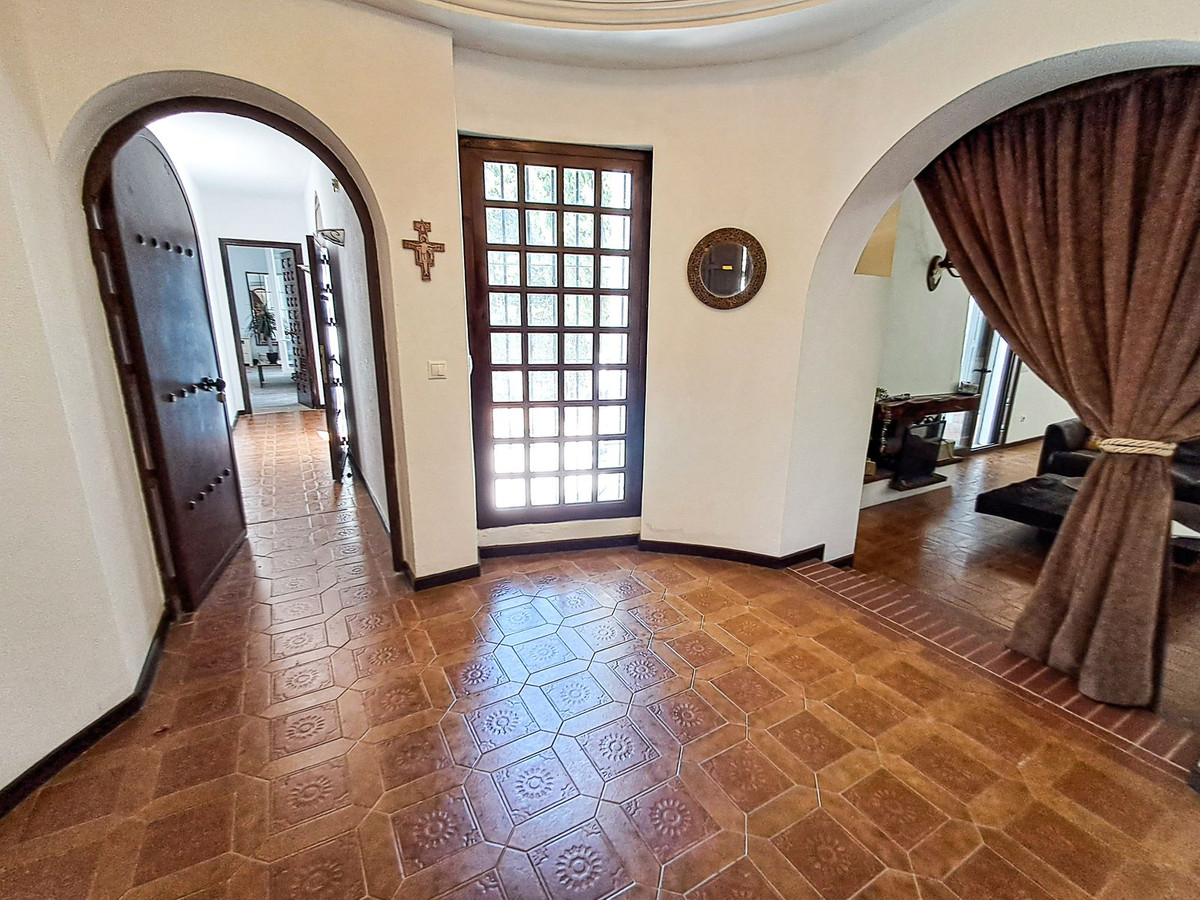 7 Bed Townhouse for sale in Calahonda Costa Del Sol, Málaga, Spain