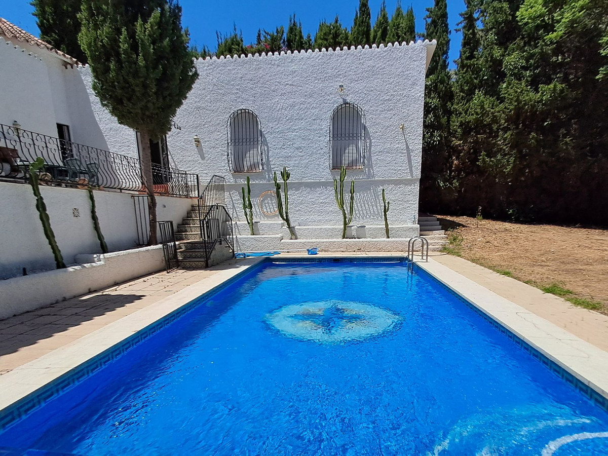 7 Bed Townhouse for sale in Calahonda Costa Del Sol, Málaga, Spain