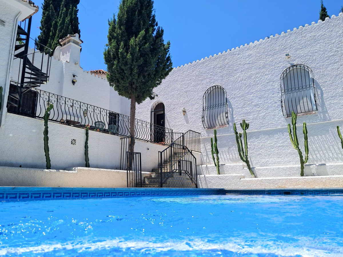 7 Bed Townhouse for sale in Calahonda Costa Del Sol, Málaga, Spain