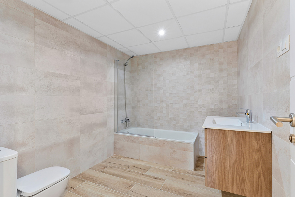 4 Bed Apartment for sale in Nueva Andalucía Costa Del Sol, Málaga, Spain