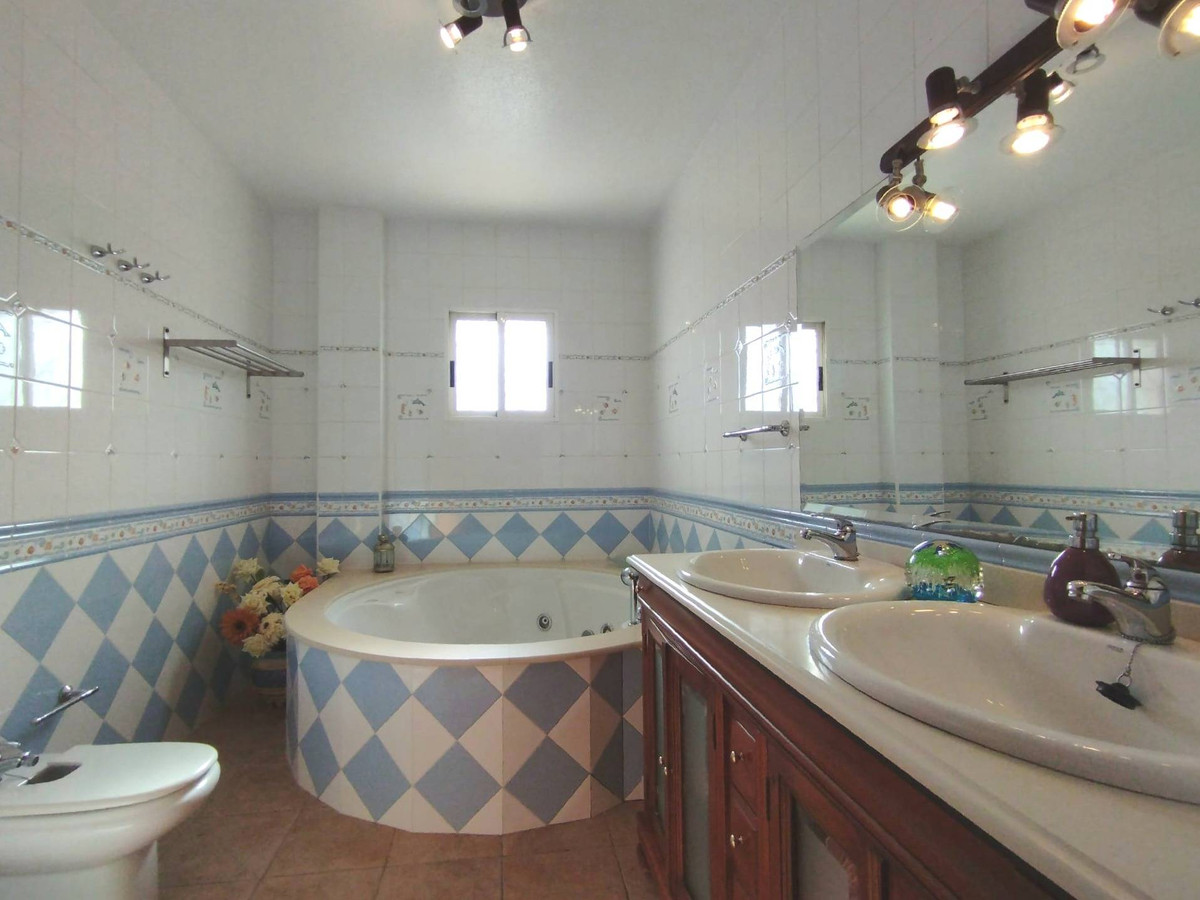 Se vende Villa - Chalet de 6 dormitorios en Costa Blanca, Alicante, España