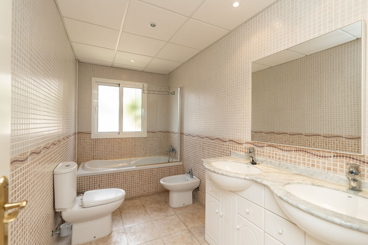 Se vende Villa - Chalet de 4 dormitorios en Costa Del Sol, Málaga, España