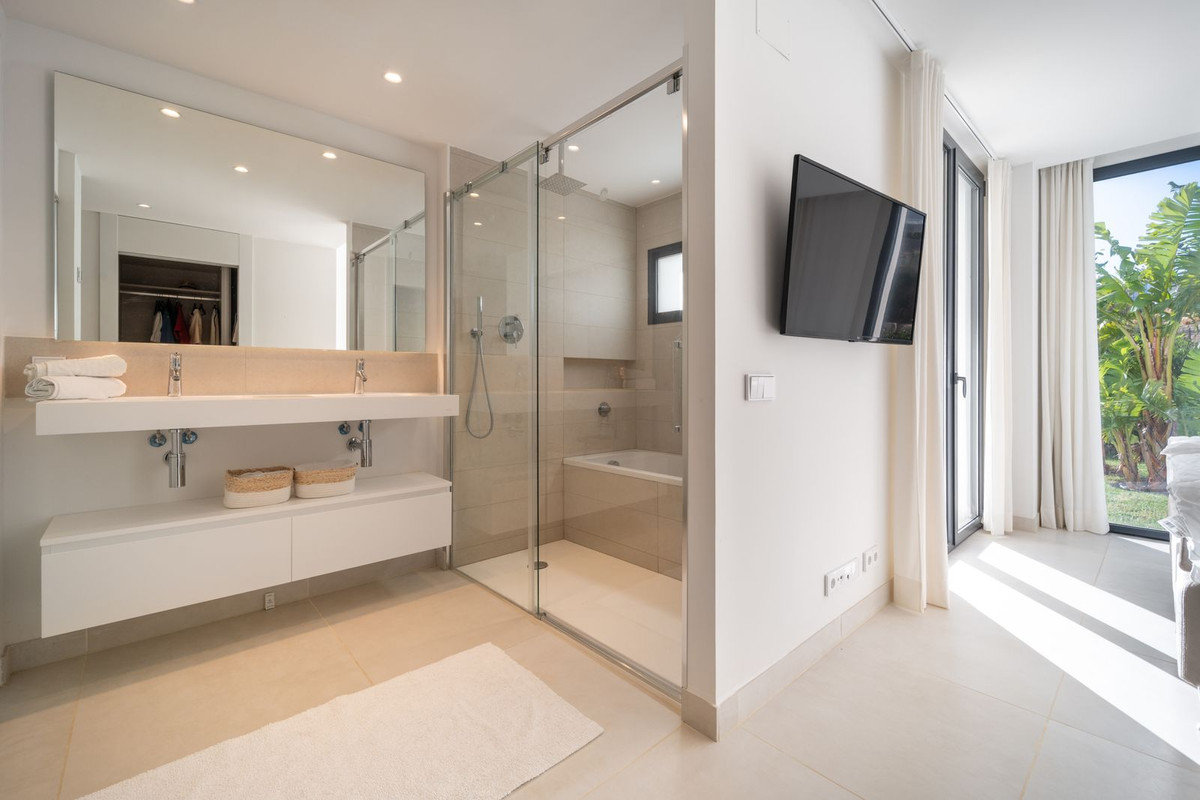 3 Bed Apartment for sale in Fuengirola Costa Del Sol, Málaga, Spain