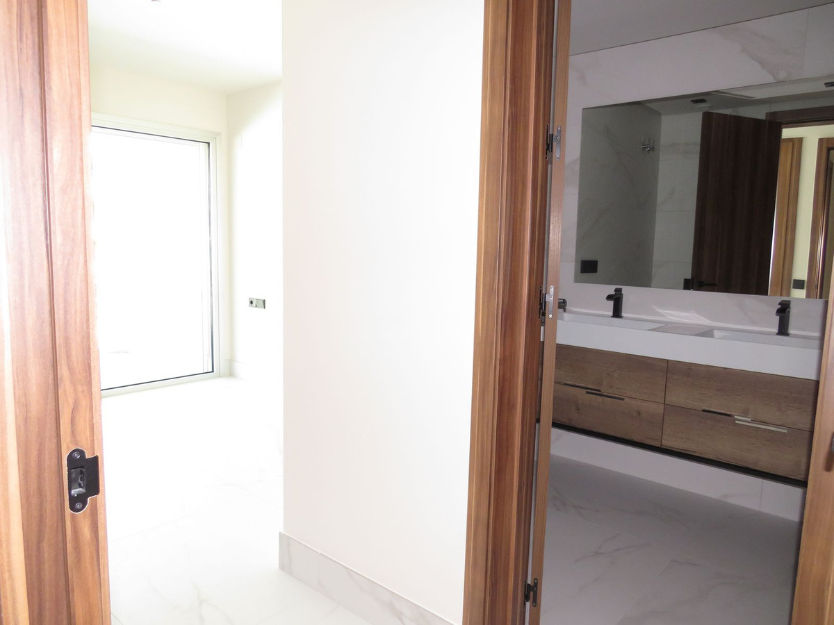 3 Bed Apartment for sale in San Pedro De Alcántara Costa Del Sol, Málaga, Spain