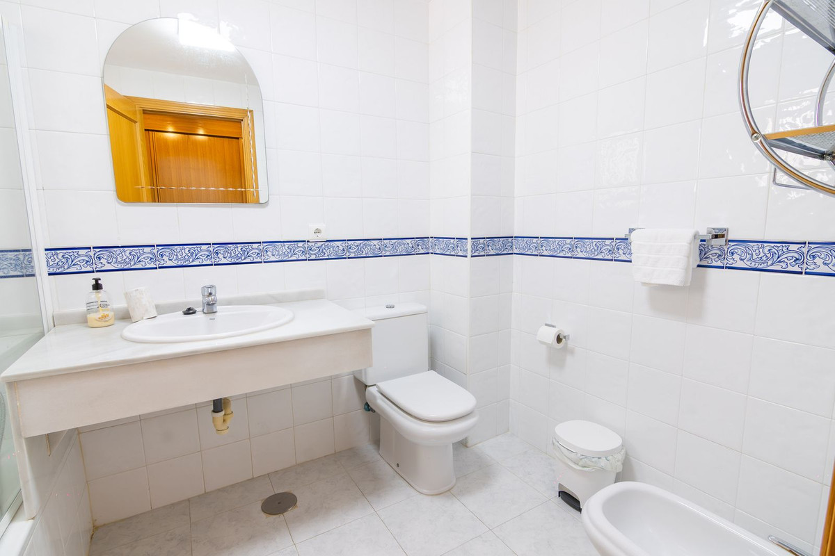 3 Bed Apartment for sale in Estepona Costa Del Sol, Málaga, Spain