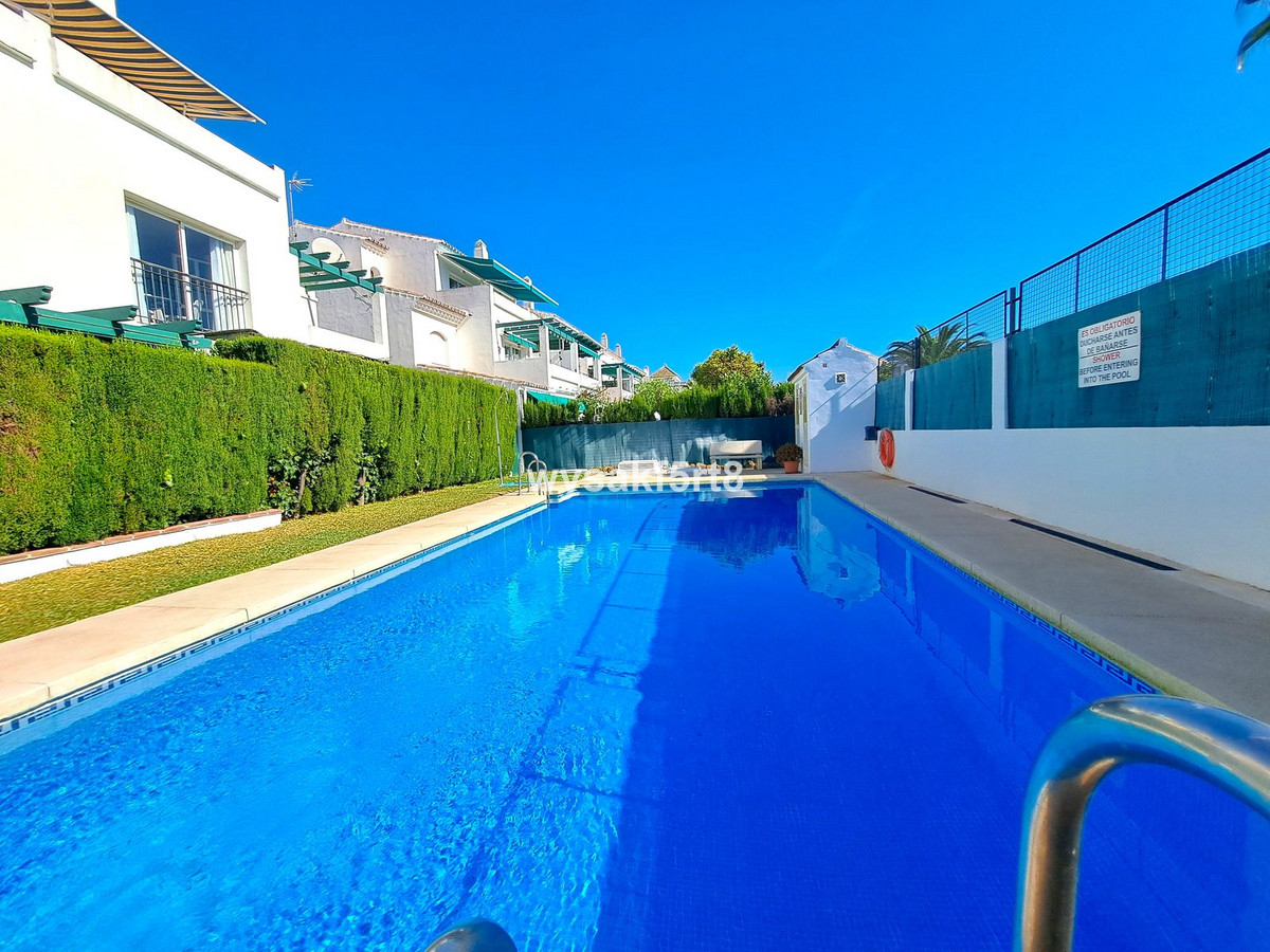 2 Bed Apartment for sale in La Duquesa Costa Del Sol, Málaga, Spain