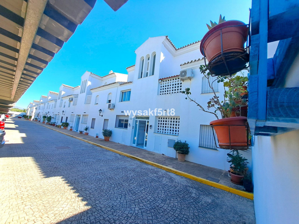 2 Bed Apartment for sale in La Duquesa Costa Del Sol, Málaga, Spain