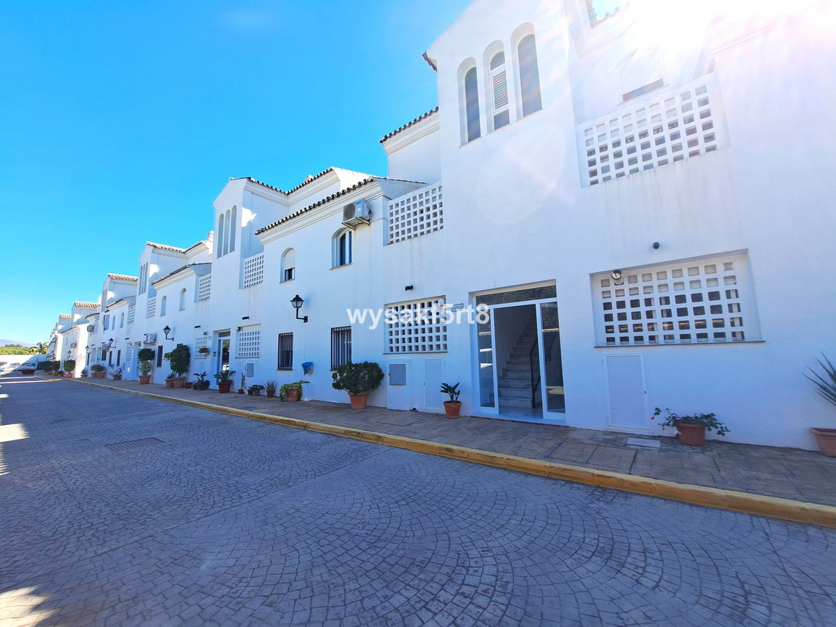 2 Bed Apartment for sale in La Duquesa Costa Del Sol, Málaga, Spain
