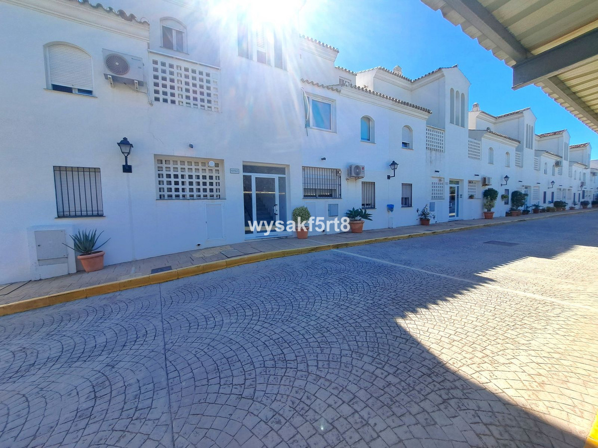 2 Bed Apartment for sale in La Duquesa Costa Del Sol, Málaga, Spain