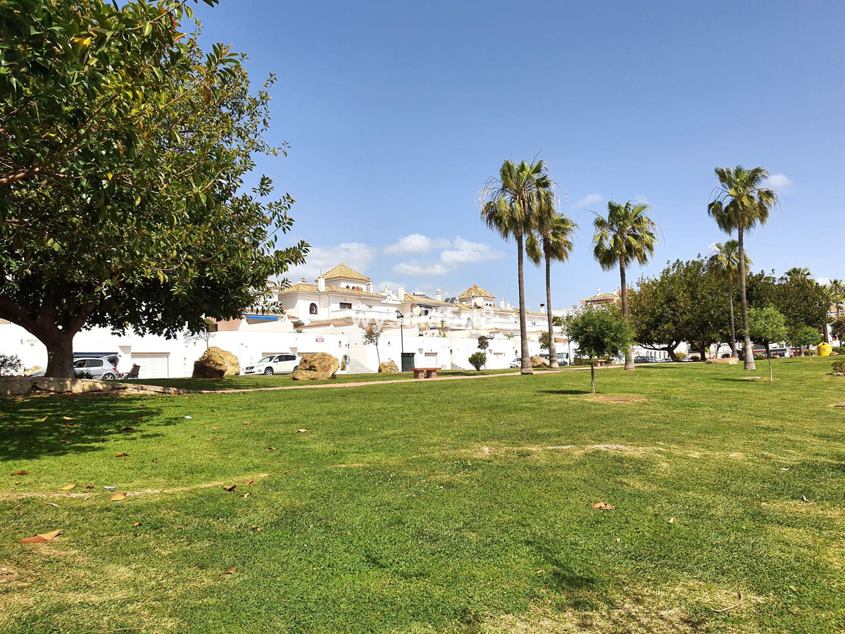 2 Bed Apartment for sale in La Duquesa Costa Del Sol, Málaga, Spain