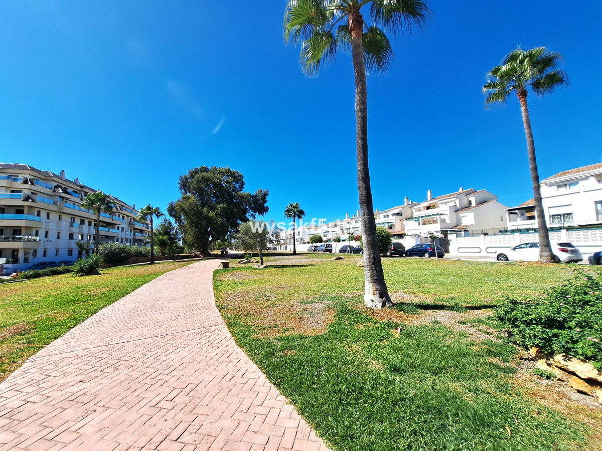 2 Bed Apartment for sale in La Duquesa Costa Del Sol, Málaga, Spain