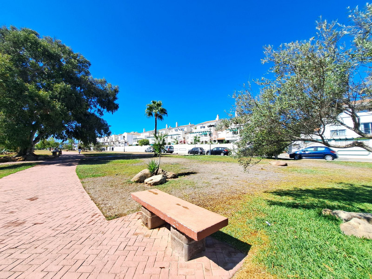 2 Bed Apartment for sale in La Duquesa Costa Del Sol, Málaga, Spain