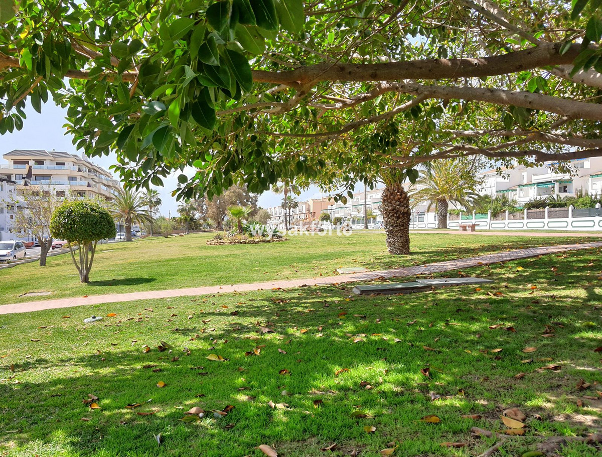 2 Bed Apartment for sale in La Duquesa Costa Del Sol, Málaga, Spain