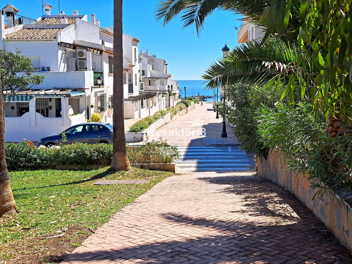 2 Bed Apartment for sale in La Duquesa Costa Del Sol, Málaga, Spain