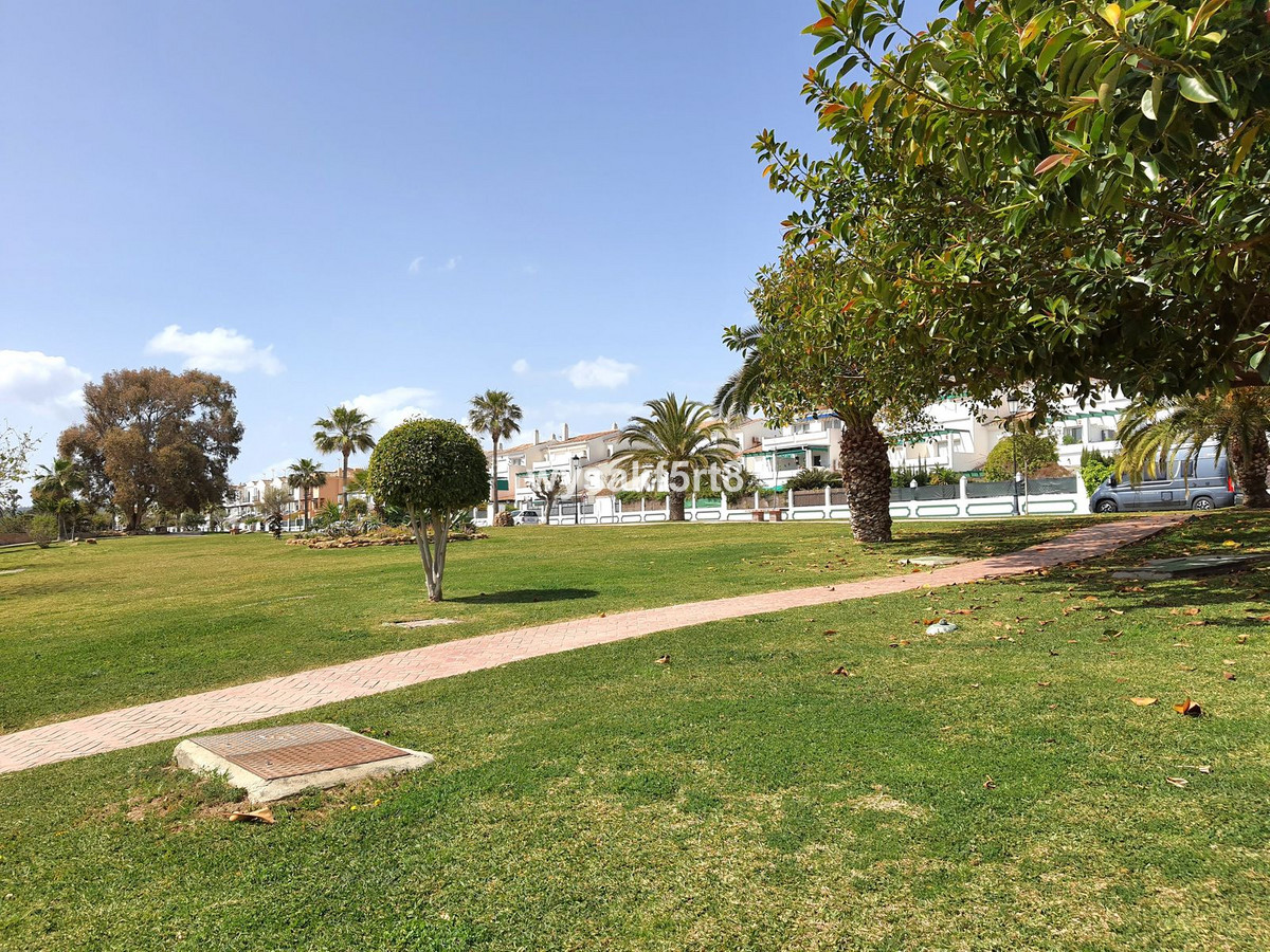 2 Bed Apartment for sale in La Duquesa Costa Del Sol, Málaga, Spain
