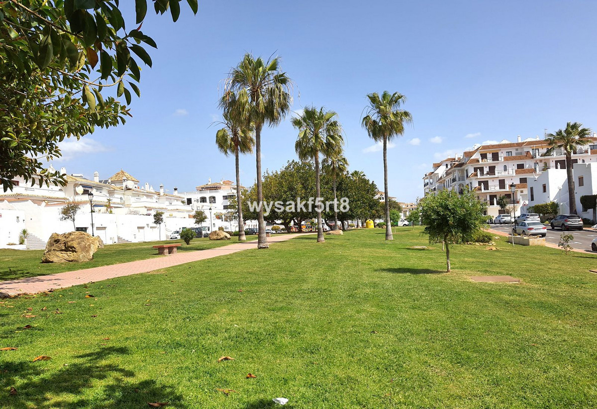 2 Bed Apartment for sale in La Duquesa Costa Del Sol, Málaga, Spain