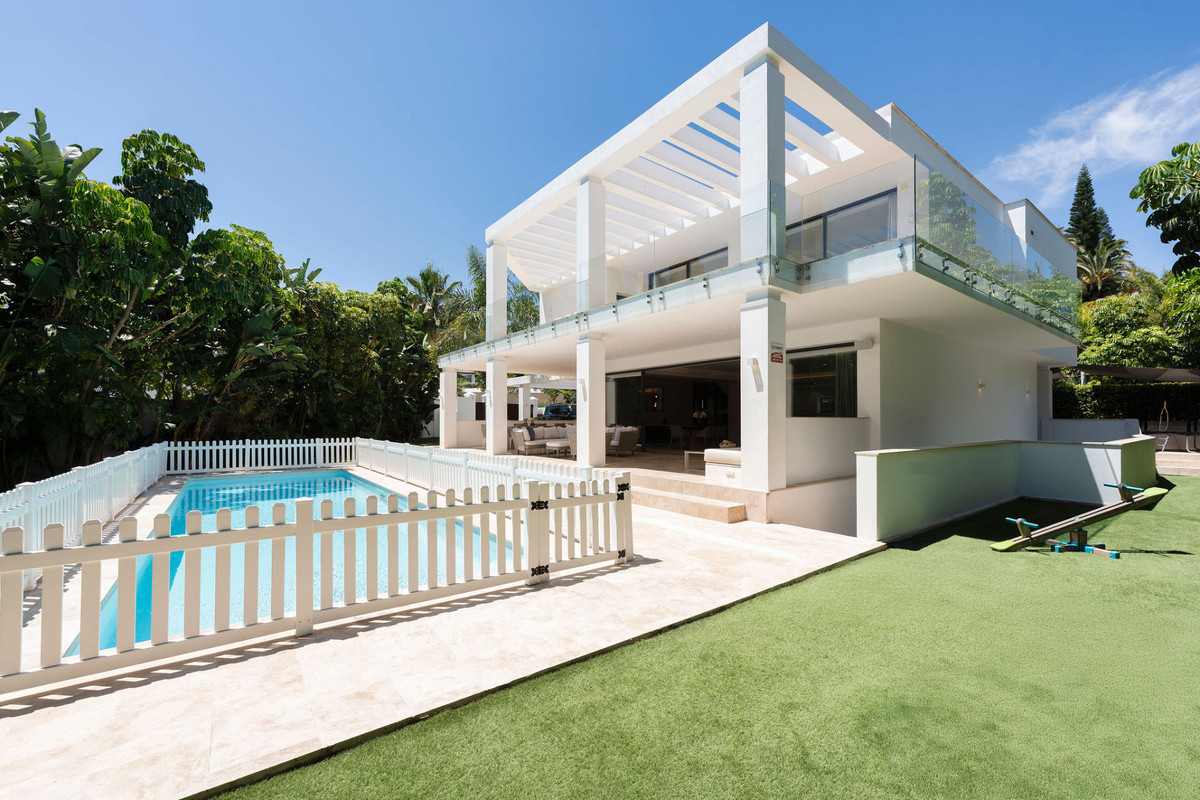 Se vende Villa - Chalet de 5 dormitorios en Costa Del Sol, Málaga, España