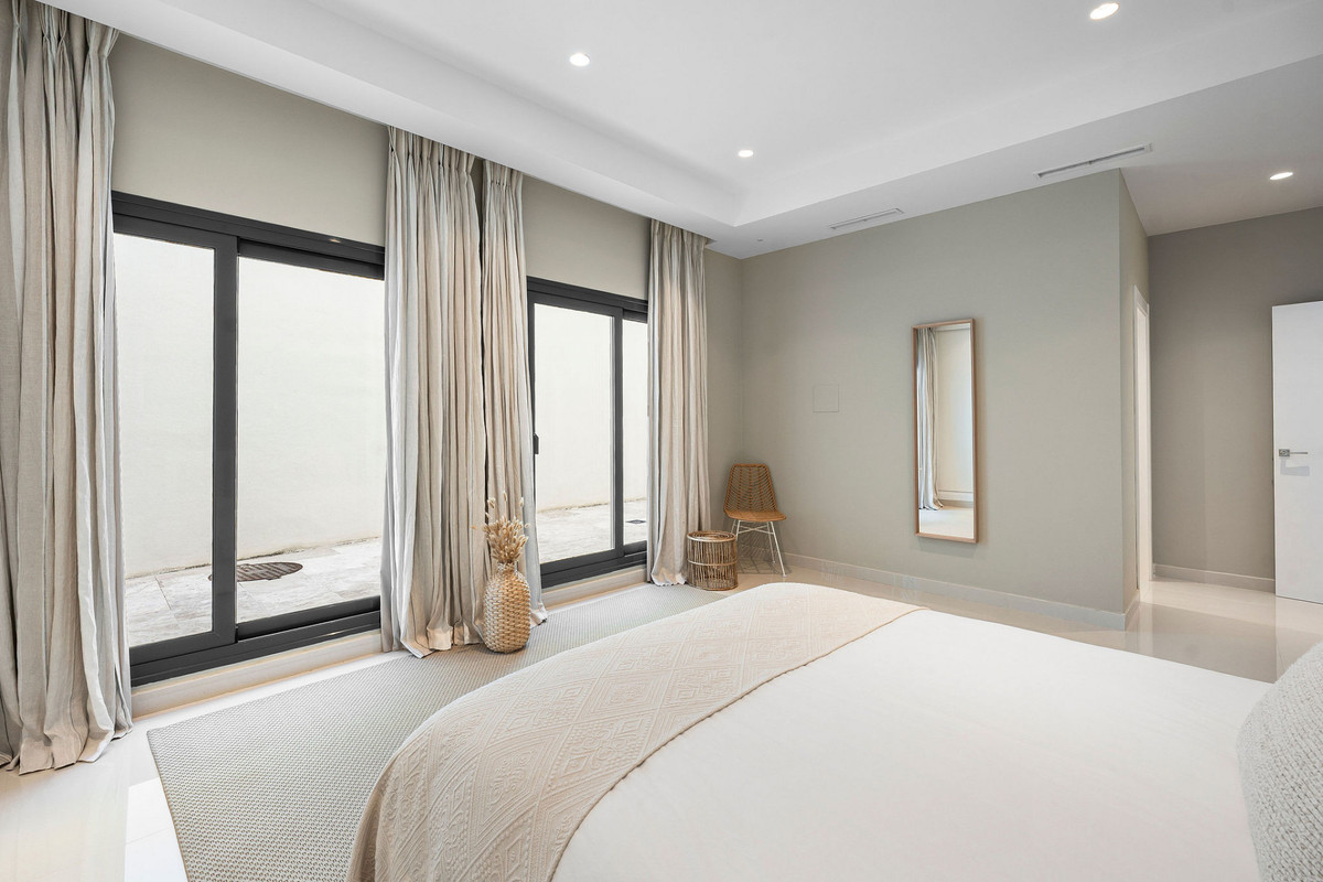 Se vende Villa - Chalet de 5 dormitorios en Costa Del Sol, Málaga, España