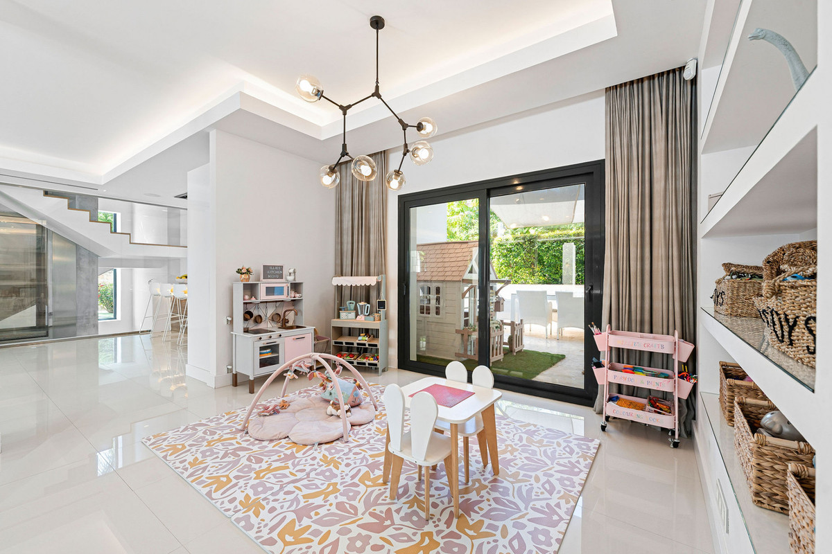 Se vende Villa - Chalet de 5 dormitorios en Costa Del Sol, Málaga, España
