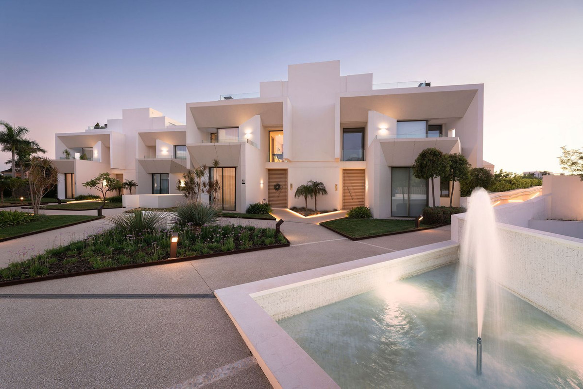 4 Bed Townhouse for sale in Nueva Andalucía Costa Del Sol, Málaga, Spain