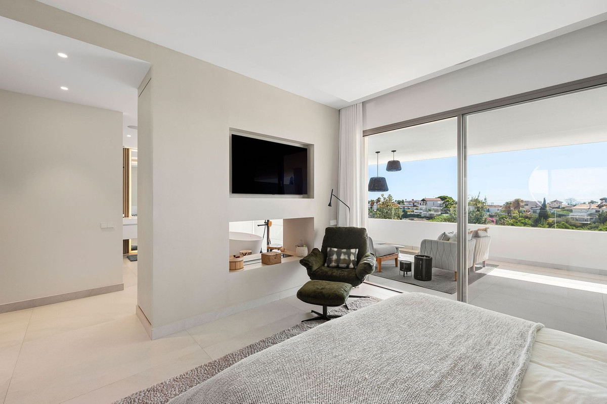 4 Bed Townhouse for sale in Nueva Andalucía Costa Del Sol, Málaga, Spain