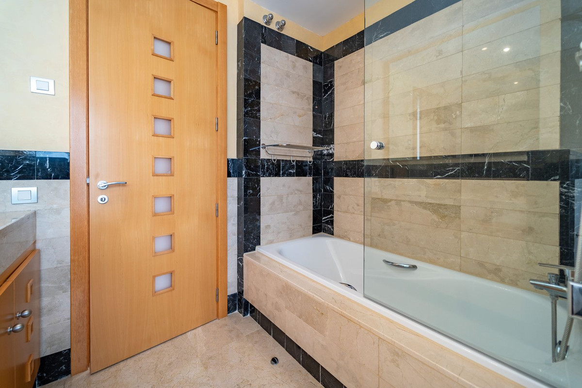 Se vende Apartamento Planta Media de 3 dormitorios en Costa Del Sol, Málaga, España