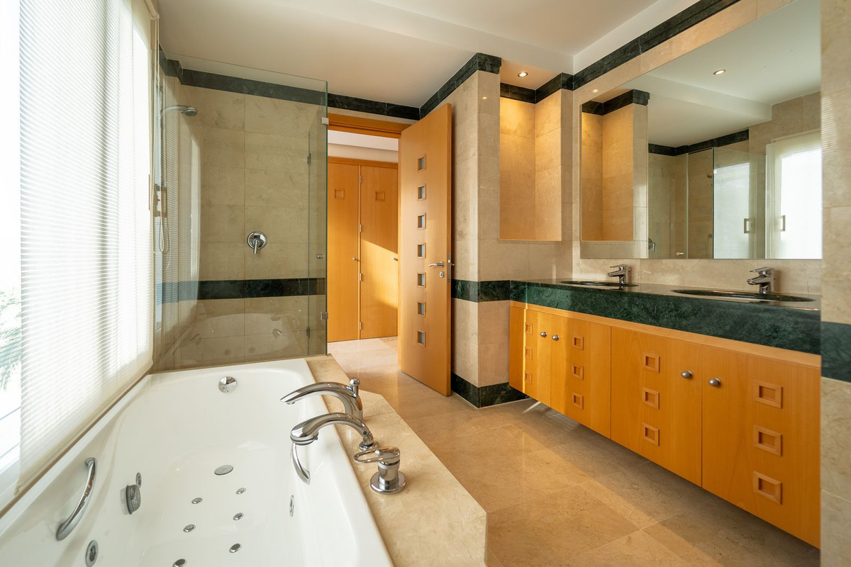 Se vende Apartamento Planta Media de 3 dormitorios en Costa Del Sol, Málaga, España