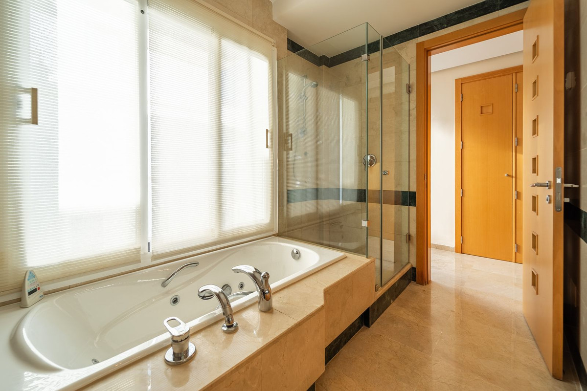 Se vende Apartamento Planta Media de 3 dormitorios en Costa Del Sol, Málaga, España