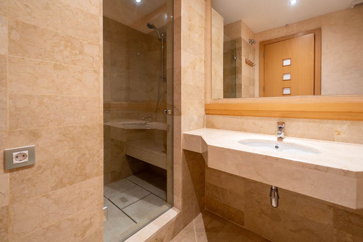 Se vende Apartamento Planta Media de 3 dormitorios en Costa Del Sol, Málaga, España