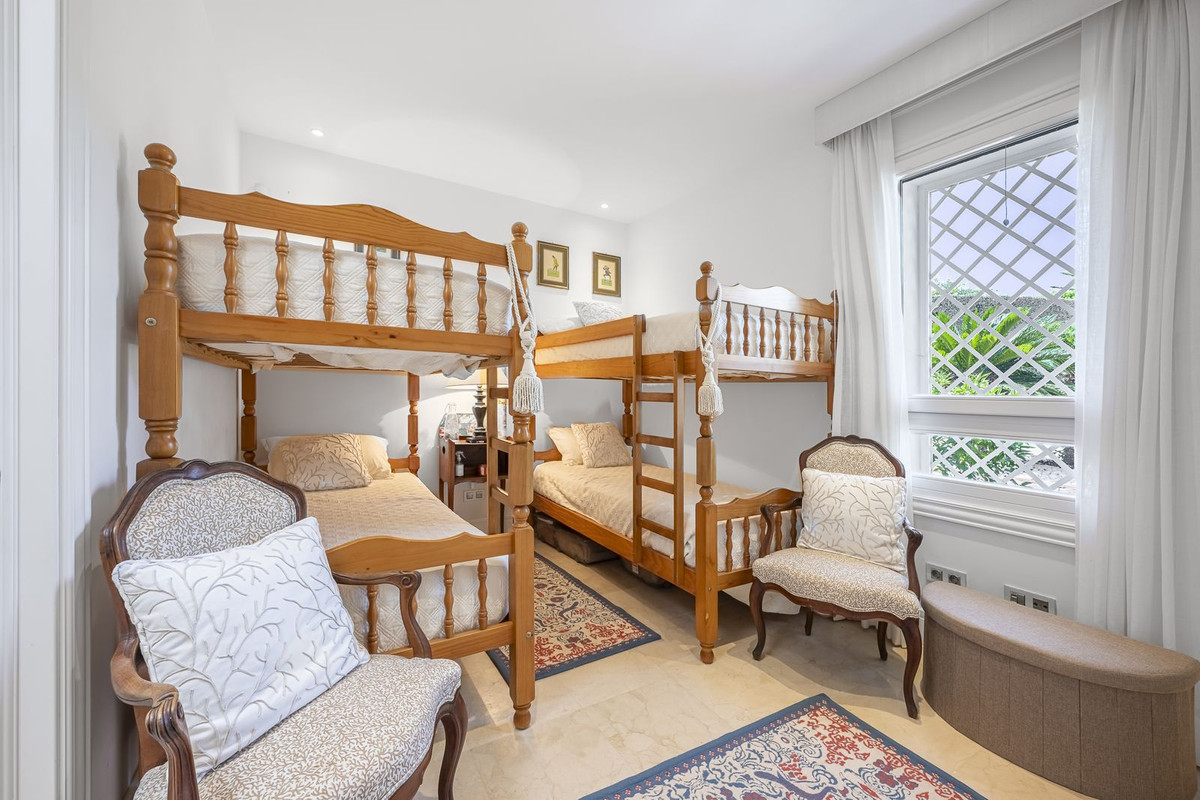 Se vende Villa - Chalet de 4 dormitorios en Costa Del Sol, Cadiz, España