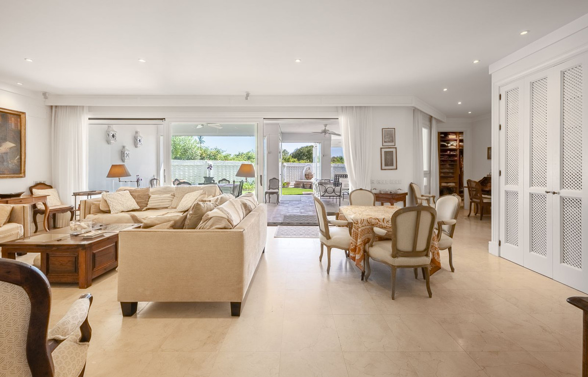 Se vende Villa - Chalet de 4 dormitorios en Costa Del Sol, Cadiz, España