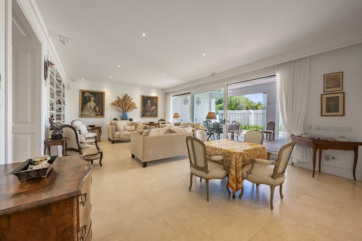 Se vende Villa - Chalet de 4 dormitorios en Costa Del Sol, Cadiz, España