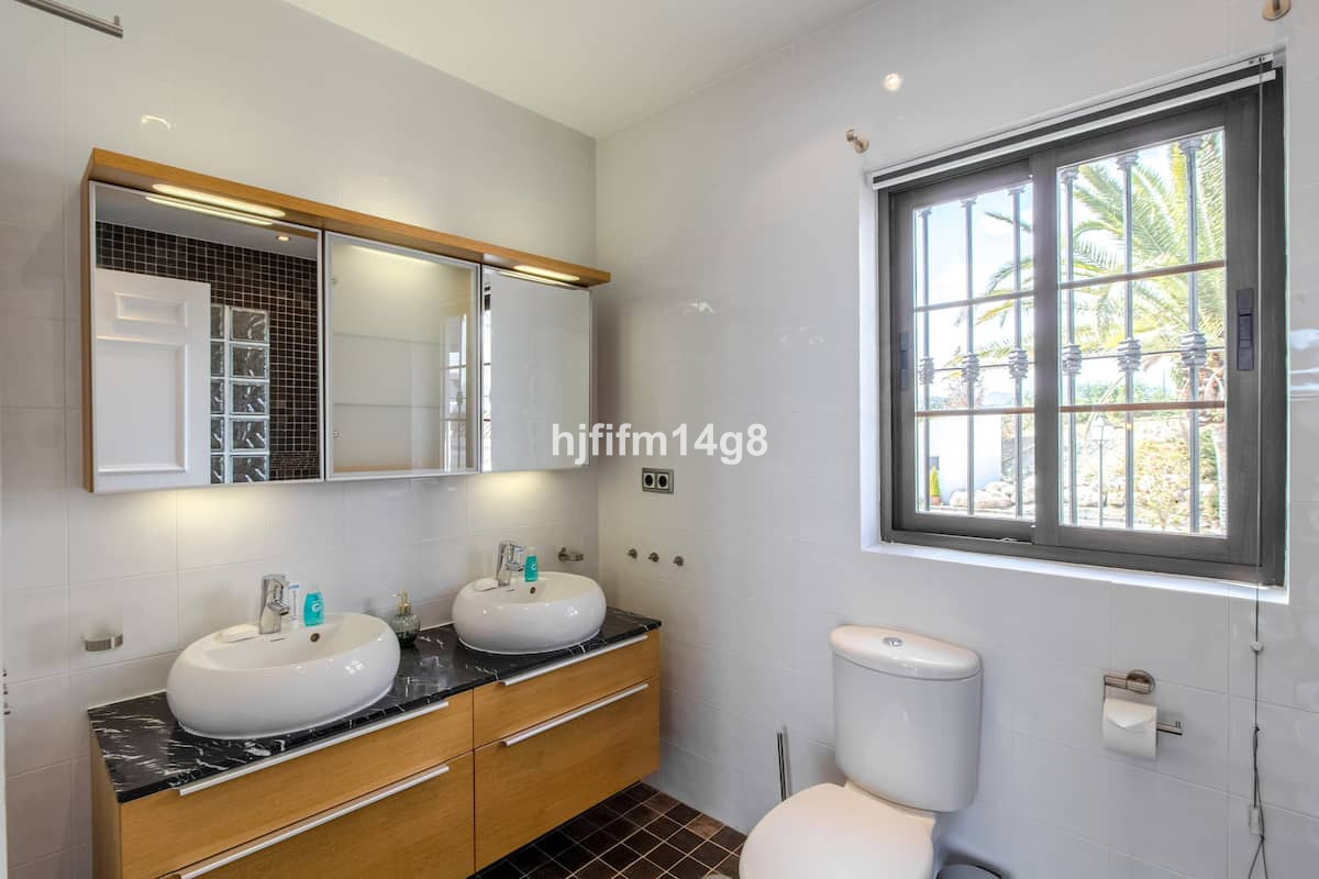 3 Bed Apartment for sale in Benahavís Costa Del Sol, Málaga, Spain