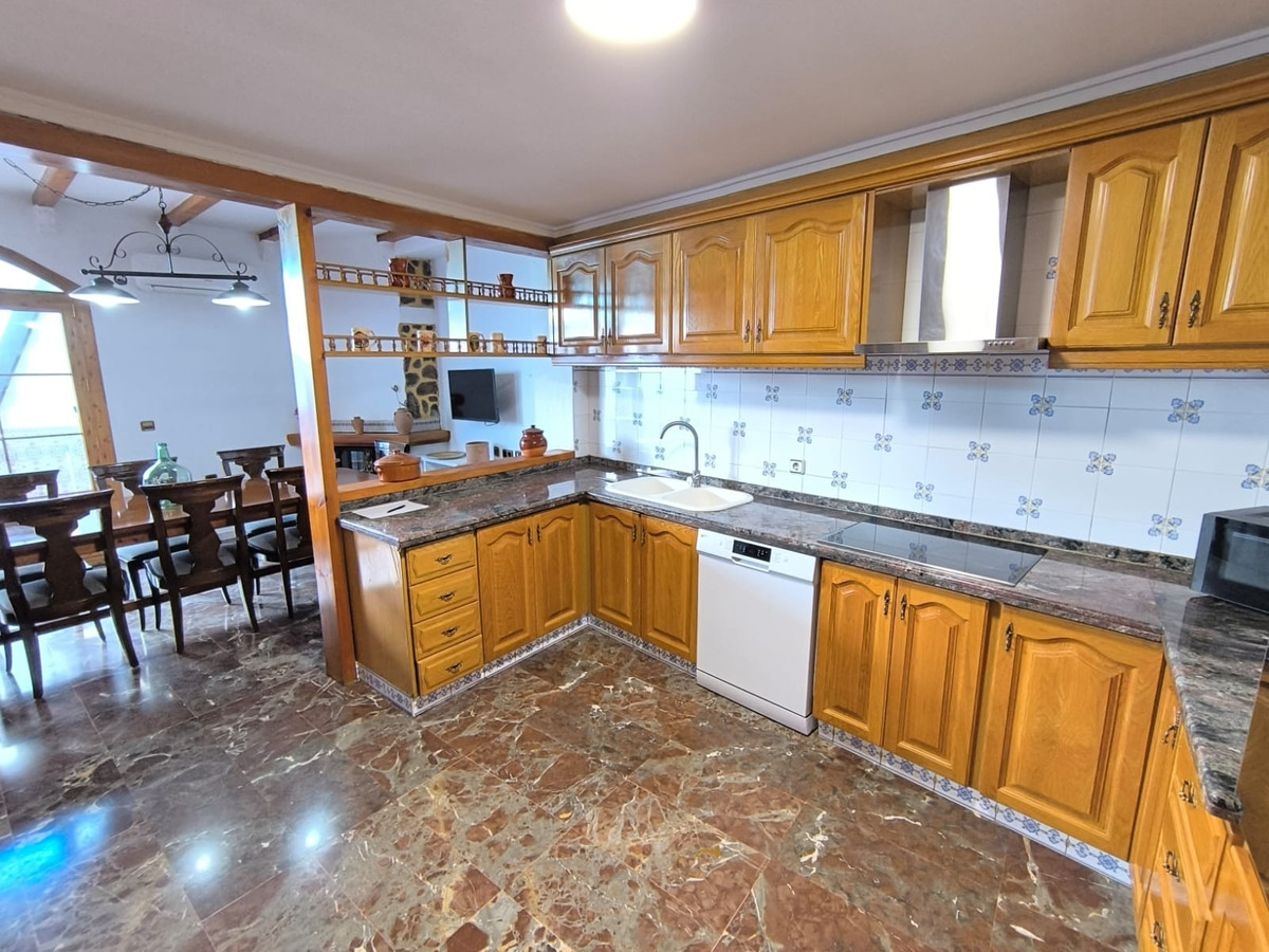 5 Bed Townhouse for sale in Sax Costa Blanca, Alicante, Spain