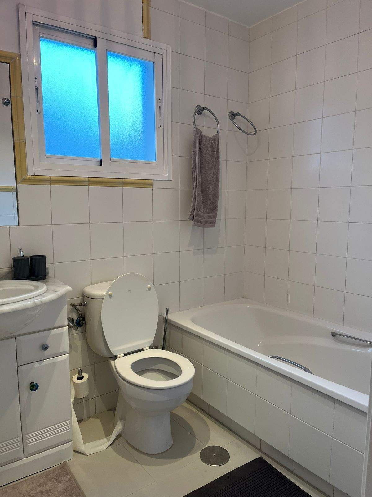 Se vende Apartamento Planta Media de 3 dormitorios en Costa Del Sol, Málaga, España