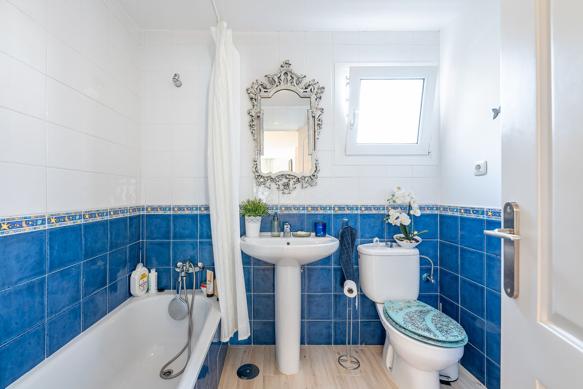 Se vende Apartamento Planta Media de 3 dormitorios en Costa Del Sol, Málaga, España