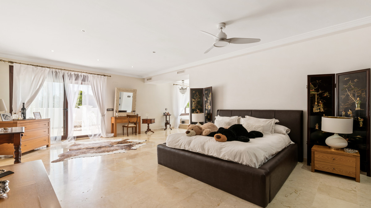 5 Bed Townhouse for sale in Atalaya Costa Del Sol, Málaga, Spain