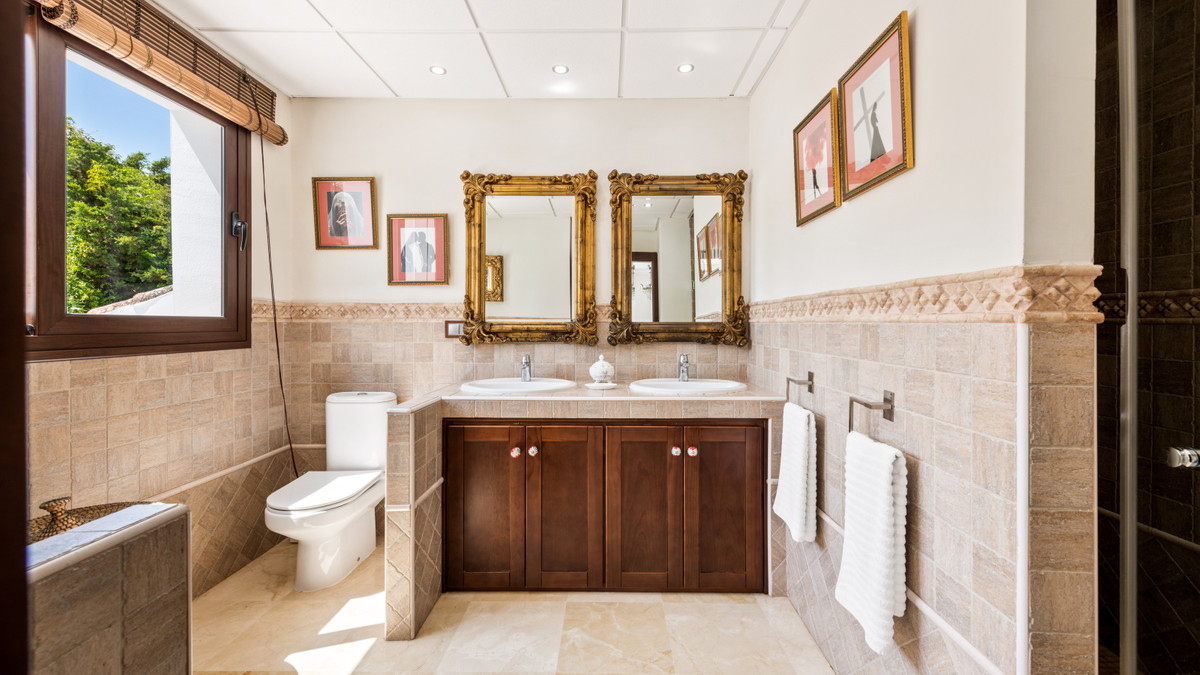 5 Bed Townhouse for sale in Atalaya Costa Del Sol, Málaga, Spain