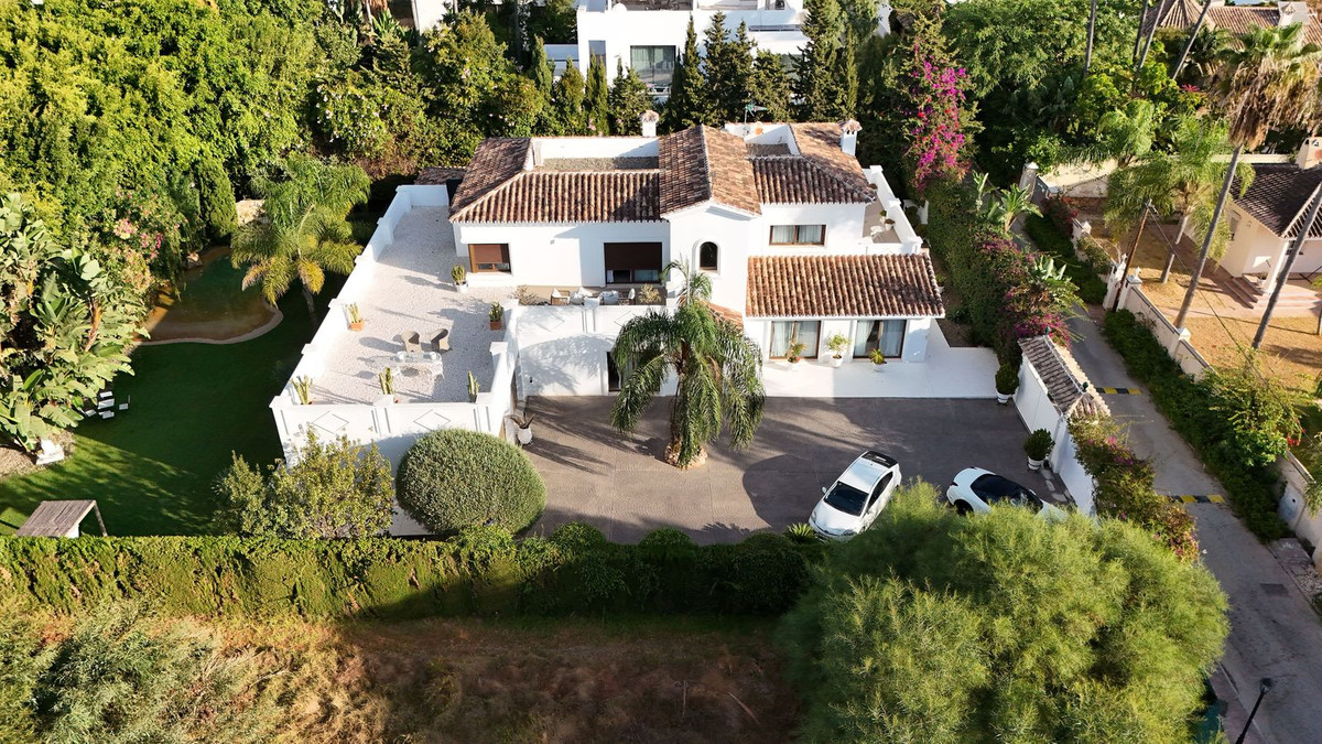 5 Bed Townhouse for sale in Atalaya Costa Del Sol, Málaga, Spain