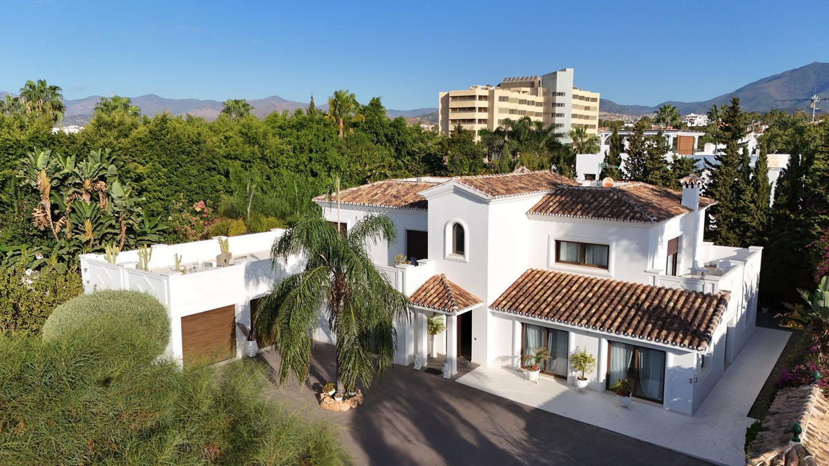 5 Bed Townhouse for sale in Atalaya Costa Del Sol, Málaga, Spain
